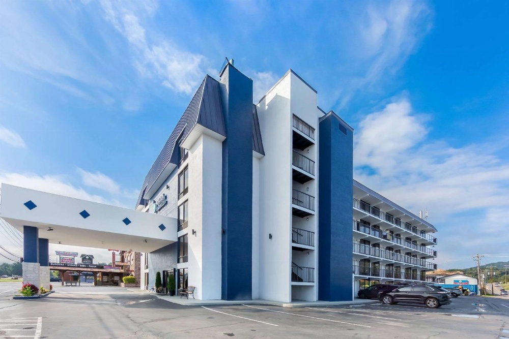 Days Inn & Suites by Wyndham Pigeon Forge Main image
